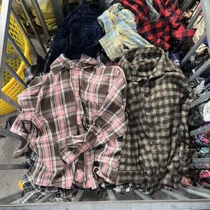 Camisas Xadrez de Segunda Mão por Atacado, Camisas de Flanela Usadas em Cores Variadas, Camisas de Algodão de Manga Longa Casuais para Homens e Mulheres - Product Image 1