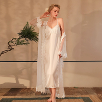 Ensemble 2 pièces élégant pour femme Wildness : Nuisette et robe de chambre en dentelle soluble dans l'eau et maille, longue tenue de détente