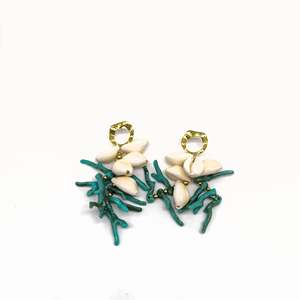 PND202501-1850 Boucles d'oreilles pendantes style bohème en acier inoxydable 316L plaqué or PVD, design durable et résistant en coquillage et corail - Product Image 1