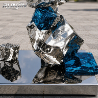 Sculpture d'art métallique moderne en acier inoxydable effet miroir, motif vague d'eau, blocs empilables plaqués bleu, sur mesure par le fabricant
