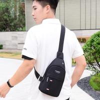 Wasserdichte Leichte Crossbody-Umhängetasche für Herren mit Kopfhörerloch Modische Herren-Seitentasche
