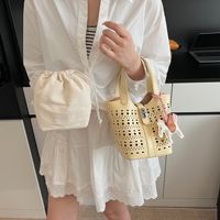 Sacs à main seau ajourés pour femmes, collection été 2026, avec breloques mignonnes, sacs à cordon, tendance et très demandés