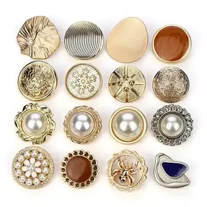 2023 verschiedene Arten Kunststoff Perle Metall Zink legierung Kombination Strass dekorative Knöpfe für Mantel Kleidung
