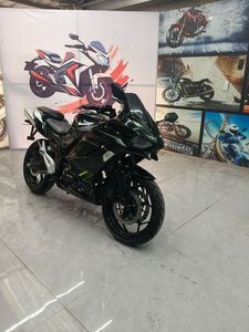 Le modèle <span class=keywords><strong>Kawasaki</strong></span> <span class=keywords><strong>H2</strong></span> avec un moteur de <span class=keywords><strong>400</strong></span> cm³ présente une apparence élégante, idéale pour la conduite urbaine, moto sportive - Product Image 5