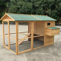 Poulailler spacieux et moderne en bois avec enclos sécurisé en grillage, toit résistant aux intempéries et nichoir pour volailles d'extérieur