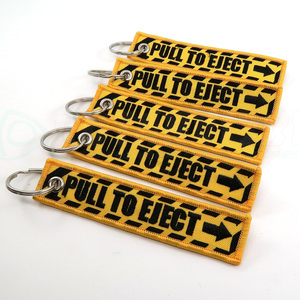 Venta al por mayor barato personalizado marca mover vuelo coche logotipo tela clave etiqueta bordado llavero - Product Image 4