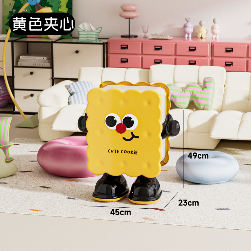 Hombre de galleta amarillo y blanco.