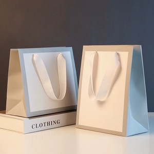 Sacs en <span class=keywords><strong>papier</strong></span> minimalistes de style oriental avec poignées découpées pour les boutiques de thé de marque et les coffrets cadeaux - Product Image 1