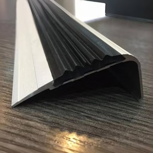 Sıcak Satış Kauçuk Merdiven Burunluğu Özel Kaymaz Merdiven Kenarlığı Ticari Alüminyum Merdiven Kaplaması Metal Merdiven Burunluğu Merdivenler İçin - Product Image 1