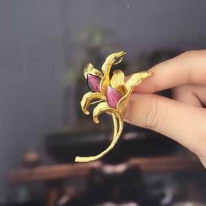 Broche Fleur de Lys Vintage Vefiery en Cuivre Plaqué Or, Faite à la Main avec Verre Émaillé, Épingle Florale pour Revers, Vente en Gros, Bijou pour Foulard et Costume Femme - Product Image 3