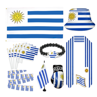 En gros, souvenirs du drapeau ouguandais, ensembles de supporters de football, épingles, bracelets, écharpes, drapeaux de l'Uruguay pour la Journée nationale