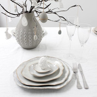 Ensemble de vaisselle en céramique blanche à glaçure réactive de forme irrégulière moderne, assiettes et soucoupes, compatible lave-vaisselle pour restaurant