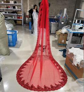 Voile de mariée chapelle 2025 avec bordure en dentelle et peigne, petite traîne cathédrale en tulle rouge et or pour accessoires de mariage - Product Image 1