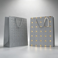 Trendige Geschenkverpackungstaschen im Angebot: Luxuriöse, elegante, goldgeprägte, umweltfreundliche Geschenk- und Einkaufspapiertüten mit Griff und Anhänger