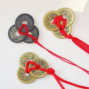 Chaîne de pièces de monnaie en cuivre de la dynastie Qing avec corde rouge pendentif trois empereurs en gros pièces de monnaie en bronze anciennes Feng Shui en gros - Product Image 1