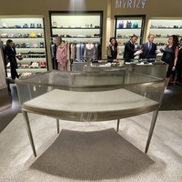 Vitrine de présentation de bijoux en acier inoxydable incurvée pour la conception de magasins de bijoux