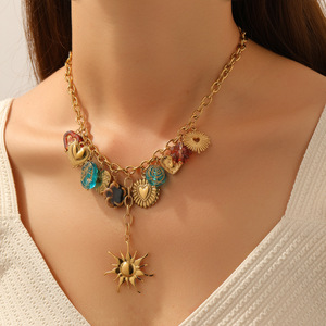 Collana Lunga Retrò con Elementi Multipli e Nappine a Cuore, Gioielli di Moda in Acciaio Inossidabile Placcato Oro - Product Image 3