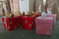 Boîte cadeau de Noël en fibre de verre, décoration de Noël, statue de boîte cadeau de Noël grandeur nature en résine, présentoir de magasin, pièce maîtresse d'entrée