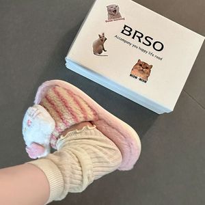 รองเท้าเด็กน่ารักแบบขายส่ง ขนปุยลายการ์ตูนหนูแฮมสเตอร์ อุ่นสบาย พื้นพลาสติกนุ่ม ใส่ในบ้าน สำหรับฤดูใบไม้ร่วงและฤดูหนาว - Product Image 4