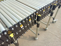 Convoyeur à rouleaux en acier au carbone flexible/extensible par gravité pour entrepôt logistique, rouleaux de 50 mm, capacité de charge de 80 kg/m, 15,3 m