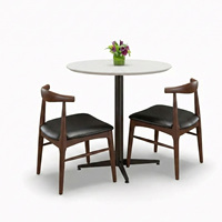 Ensemble de table haute et de tabourets de bar en bois massif moderne avec dossier en échelle et revêtement ignifuge pour restaurant commercial, pub, boutique, hôtel