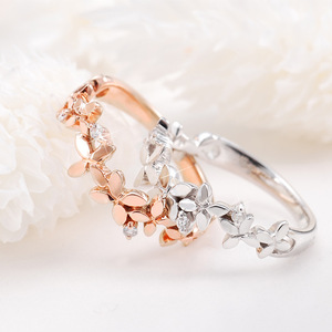 Anello con Indice Floreale per Donne, Gioiello da Dito Minimalista ed Elegante - Product Image 3