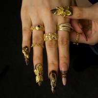 Faux ongles Stiletto rouge bordeaux effet écaille de tortue et léopard, avec dentelle noire et décorations 3D de fleurs dorées et chaînes, style rétro mature