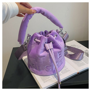 设计师时尚潮流刺绣字母斜挎包高品质毛茸茸手柄肩部保暖毛皮拉绳桶手提包 - Product Image 6