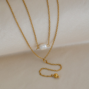 Collier en acier inoxydable plaqué or 18 carats PVD en forme de Y avec perles d'eau douce et pendentif à double couche en forme de pompon - Vente en gros B082 - Product Image 2