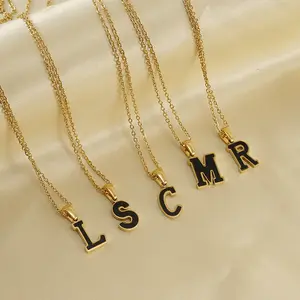 Nuevo diseño de joyería de moda, collar de concha con letra de concha para mujer, collar con colgante de alfabeto inicial 26 chapado en oro