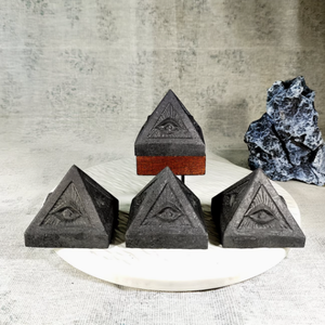 <span class=keywords><strong>Pyramide</strong></span> en <span class=keywords><strong>Shungite</strong></span> Naturelle Polie avec Gravure Œil Turc, <span class=keywords><strong>Pierre</strong></span> de Protection Artisanale pour Décoration de Bureau, Vente en Gros, Noir - Product Image 6