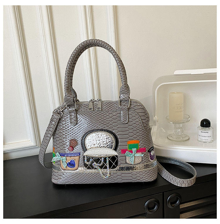 สีเทาอ่อน