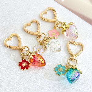Lindo Llavero de Corazón con Lazo de Fresa, Colgante de Resina Brillante, Mini Broche de Langosta Dorado, Adorno para Bolso, Joyería de Moda para Mujer, Regalo de Cumpleaños - Product Image 2
