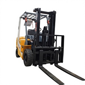 Chariot élévateur TCM 3T d'occasion, 3 tonnes, diesel, pneus pleins, avec déplaceur latéral hydraulique et mât à deux étages - Product Image 1