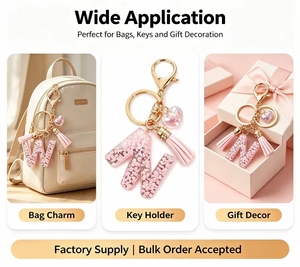 Portachiavi con Lettera Glitterata Rosa, Nappa e Ciondolo a Cuore, Accessorio Personalizzato con Iniziale per Borse e Chiavi - Product Image 6