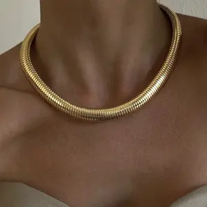 Kalung ketat baja tahan karat untuk wanita, perhiasan modis tahan air 10mm kalung peregangan lapis emas Vintage Gypsy Choker Chunky