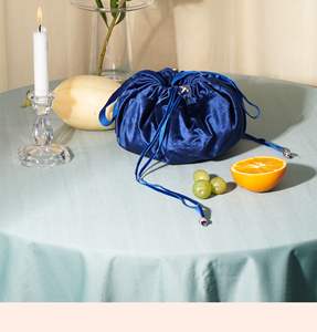 กระเป๋าหูรูดผ้าไหมกำมะหยี่แท้สำหรับฤดูหนาวโลโก้ปักลายแบบสัมผัสขนาด25นิ้ว - Product Image 5