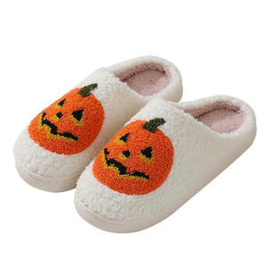Chaussons d'intérieur pour femmes, motif dessin animé mignon, tête de citrouille maléfique, personnalisés et amusants, pour Halloween et l'hiver - Product Image 1