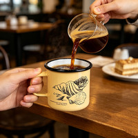 Mug en émail personnalisé avec logo, grande taille 24 oz, qualité garantie pour le marché européen, imprimé beige vintage, pour café et eau, idéal pour les cafés.