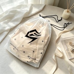 Sac à cordon personnalisé en CPE mat avec logo imprimé, pochette à cordon en plastique givré pour l'emballage de vêtements et de chaussures - Product Image 1