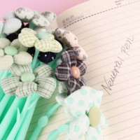 Stylo Gel Promotionnel O&Q en Gros, Mignon, pour Cadeau, Papeterie, avec Logo Personnalisé, en Caoutchouc et Tissu, Motif Fleur Magnifique, Style Luxe 0,5 mm