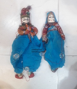 Títeres de madera hechos a mano tradicionales para hombres y mujeres altos Kathputli para decoración del hogar al por mayor de La India - Product Image 1