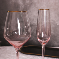 Verre à vin en cristal rose soufflé à la main avec bord doré, approvisionnement en vrac auprès d'un fabricant chinois de verrerie pour vin rouge et champagne