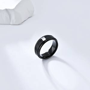 Bague classique pour homme en carbure de tungstène plaqué or de 8 mm avec finition martelée noire, bande confortable pour fiançailles - Product Image 4