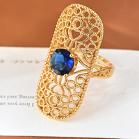 Bague statement vintage en filigrane doré avec pierre précieuse rouge, verte et bleue, grande bague ovale ajourée pour bijoux de fête