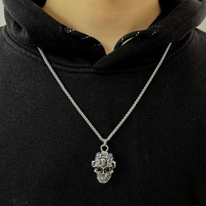 Collier vintage en acier inoxydable crâne hip-hop <span class=keywords><strong>pour</strong></span> hommes, chaîne de chandail à pendentif croix polyvalente cool et élégante <span class=keywords><strong>pour</strong></span> les <span class=keywords><strong>gars</strong></span> - Product Image 4