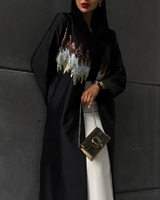 Abaya noire élégante 2026 Vente en gros Abayas décontractées de Dubaï pour femmes musulmanes Broderie avec hijabs Kimono ouvert sur le devant Caftans