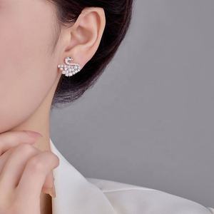 Boucles d'oreilles clous cygne entièrement serties de diamants super étincelants pour femmes, de luxe haut de gamme, avec aiguilles en argent, polyvalentes, élégantes et tendance - Product Image 4
