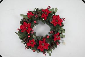 Corona Navideña Artificial de Pino Verde Personalizada en Oferta, Corona Navideña con Bayas Rojas y Flores - Product Image 3