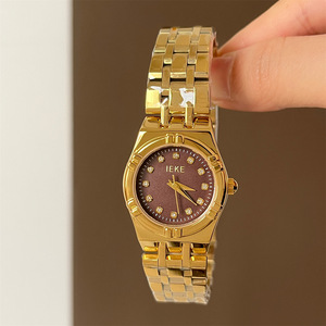Reloj de Lujo con Correa de Metal Dorado, Esfera con Diseño de Granos de Café e Incrustaciones de Diamantes de Imitación - Product Image 4